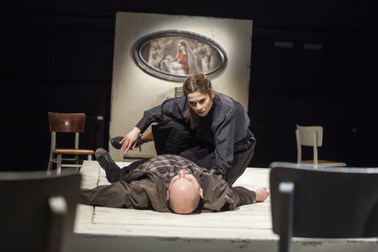 Pavla Gajdošíková hraje titulní roli Maryši ve zdařilé inscenaci ostravského Divadla Petra Bezruče. Její představení nabídne kulturní dům přesně za týden.
FOTO: LUKÁŠ HORKÝ