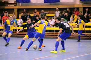 Druhé čtvrtfinálové utkání mezi kopřivnickými divizními celky FU a Jokeritem rozhodovaly až pokutové kopy a rozhodne třetí zápas.
FOTO: KRISTINA ČABLOVÁ