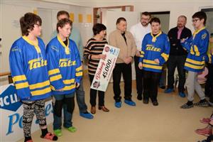 Šek s výtěžkem charitativní dražby převzala od zástupců hokejového klubu ředitelka Dětského centra Motýlek společně s žáky školy, kteří si vyzkoušeli speciální retrodresy, které byly předmětem dražby.
FOTO: DAVID MACHÁČEK