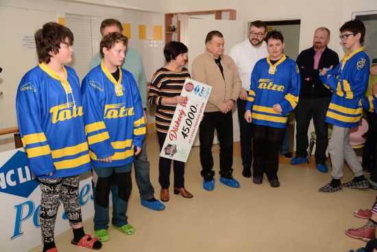 Šek s výtěžkem charitativní dražby převzala od zástupců hokejového klubu ředitelka Dětského centra Motýlek společně s žáky školy, kteří si vyzkoušeli speciální retrodresy, které byly předmětem dražby.
FOTO: DAVID MACHÁČEK