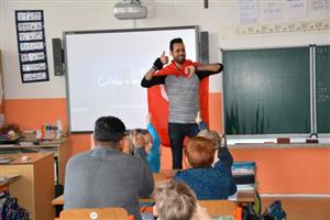 Nour Frikha z Tuniska byl jedním z šesti zahraničních studentů, kteří v anglickém jazyce seznamovali žáky ZŠ sv. Zdislavy se životem ve svých zemích.
FOTO: DANA HOĎÁKOVÁ