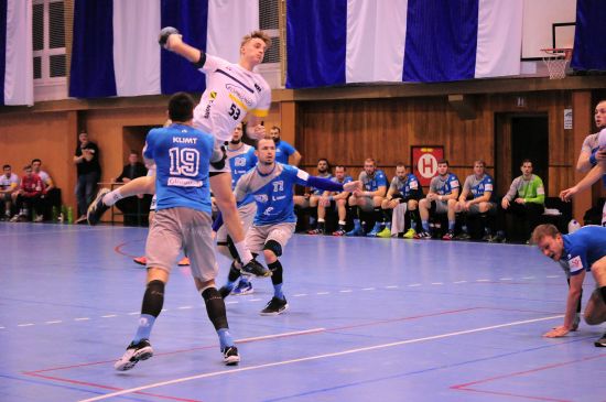 Adam Očkovič (s míčem) se na minulém kopřivnickém vítězství podílel šesti brankami, proti Lovosicím se na domácím hřišti trefil jednou.
FOTO: KRISTINA ČABLOVÁ