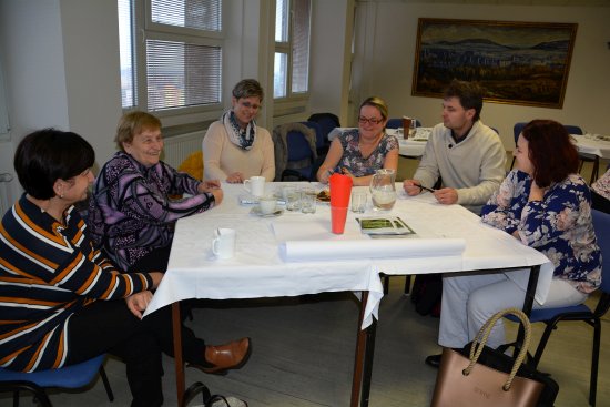 V průběhu jednání pracovních skupin komunitního plánování diskutovali účastníci o způsobech mapování potřeb osob pečujících o své blízké.
FOTO: DANA HOĎÁKOVÁ