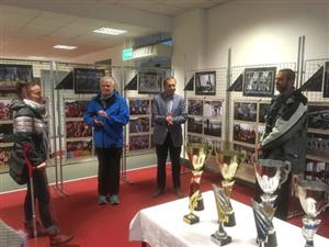 Ještě týden bude ve vestibulu radnice k vidění fotografická výstava mapující úspěchy i běžnou činnost zdejšího atletického klubu.
FOTO: RADEK CHVISTEK