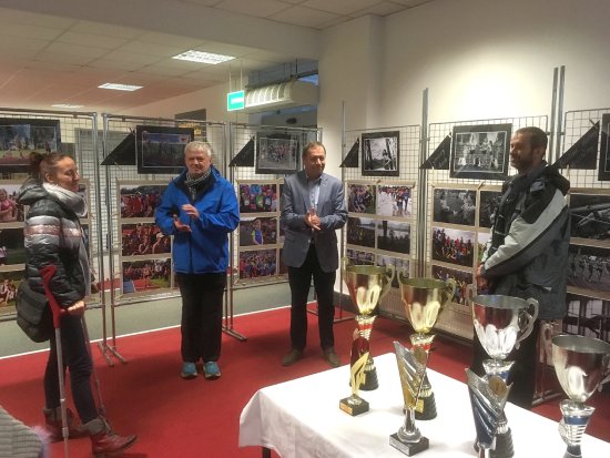 Ještě týden bude ve vestibulu radnice k vidění fotografická výstava mapující úspěchy i běžnou činnost zdejšího atletického klubu.
FOTO: RADEK CHVISTEK