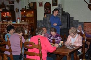 Pravidelné setkání lubinských seniorů minulý týden oživili členové kopřivnického dětského zastupitelstva, kteří si s nimi přijeli zahrát bingo.
FOTO: DANA HOĎÁKOVÁ