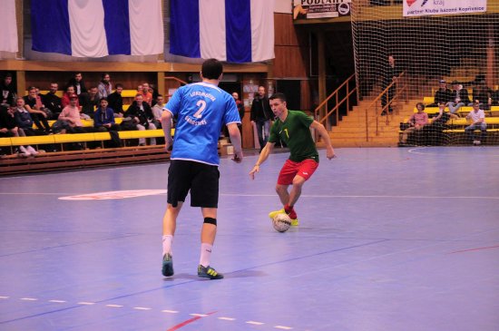 Finálové utkání futsalového turnaje Ámos Cup rozhodly pokutové kopy a v nich si první vítězství v historii turnaje vystřelili hráči Lokomotivy Gangsters.
FOTO: KRISTINA ČABLOVÁ