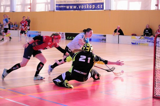 Adélu Machovou (FBC Vikings Kopřivnice) nezastavila ani bránící soupeřka, ani brankářka a díky ní vyválčily florbalistky proti Olomouci bod.
FOTO: KRISTINA ČABLOVÁ