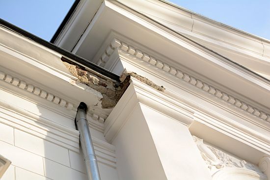 Poškození na fasádě Ringhofferovy vily by mělo být opraveno, až se ustálí jarní počasí. Do té doby by město mělo mít k dispozici i externí posouzení rekonstrukce.
FOTO: D. MACHÁČEK
