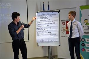 V rámci diskuze s vedením města se školami vybraní žáci zamýšleli nad tím, co se jim ve městě nelíbí a co naopak považují za dobré.
FOTO: DANA HOĎÁKOVÁ
