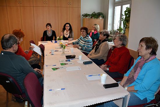 Pracovnice Občanské poradny v Kopřivnici na besedě v klubu seniorů upozorňovaly na úskalí při podepisování různých smluv.
FOTO: DANA HOĎÁKOVÁ
