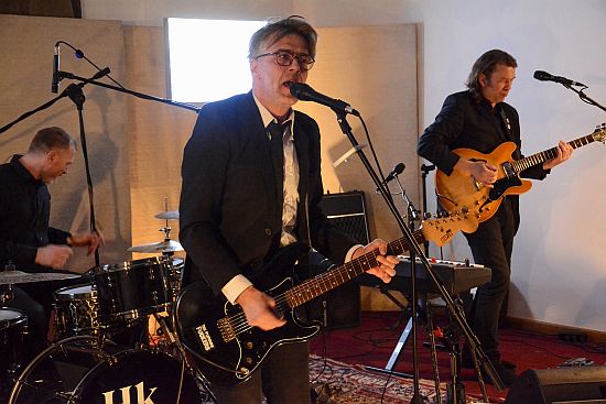 Zpěvák a textař Jiří Imlauf zpívá na kopřivnickém koncertě Houpacích koní. Ústecká kapela se vrátila za místním publikem po dvou letech.
FOTO: DAVID MACHÁČEK
