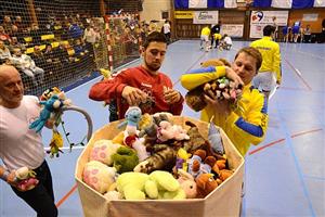Ještě před začátkem sobotního derby s Hranicemi museli kopřivničtí házenkáři uklidit palubovku od plyšových hraček, jejichž naházením na plochu fanoušci podpořili charitativní projekt klubu. 
FOTO: DAVID MACHÁČEK
