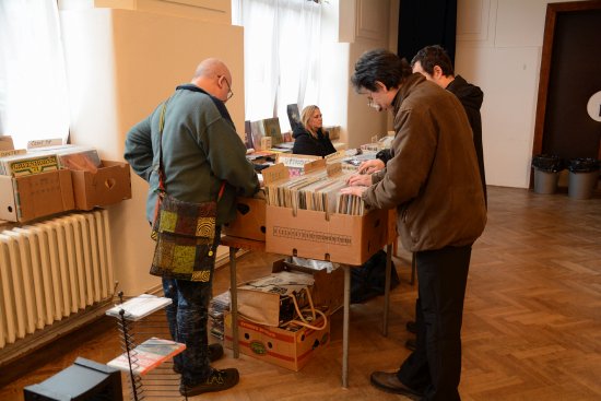 Prodejců se na prvním hudebním bazaru v Katolickém domě nesešlo mnoho, přesto měli sběratelům co nabídnout.
FOTO: DAVID MACHÁČEK