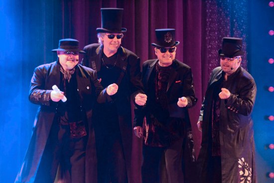 Jiří Škorpík, Dušán Kollár, Jiří Korn a David Uličník bavili vyprodaný velký sál kulturního domu. 4TET přijel s pátou verzí své do posledního detailu vypilované koncertní show. 
FOTO: DAVID MACHÁČEK