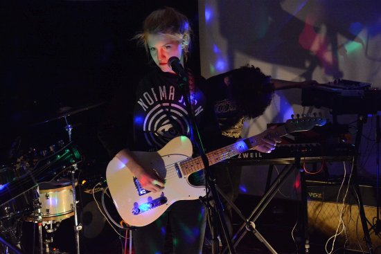 Zpěvačka a kytaristka Kateřina Elznicová na koncertě ve Vile Machů. Kapela Manon Meurt se na cestě z Bánské Bystrice do Brna v pondělí zastavila také v Kopřivnici.  
FOTO: D. MACHÁČEK