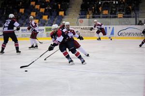 Dominik Suchý (v popředí) poslal Kopřivnici ve 49. minutě do dvougólového vedení a vítězství nakonec zařídil v prodloužení Adam Kofroň.
FOTO: KRISTINA ČABLOVÁ