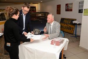 Miroslav Macek pokřtil na půdě zdejšího muzea svou knihu Tři muži v automobilu, jejíž děj se částečně odehrává i v Kopřivnici.
FOTO: DAVID MACHÁČEK