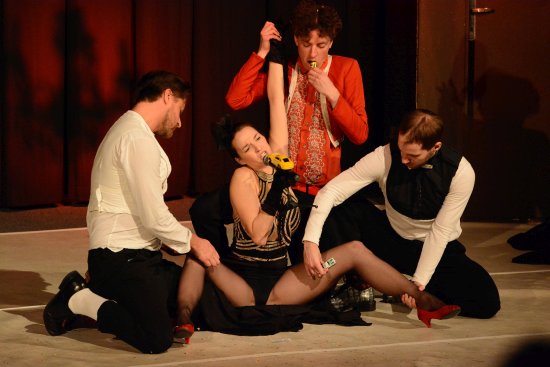 Čtveřice herců nabídla kopřivnickému publiku poněkud nekonvenční komedii Moje malá úchylka z repertoáru pražského A studia Rubín.
FOTO: DAVID MACHÁČEK