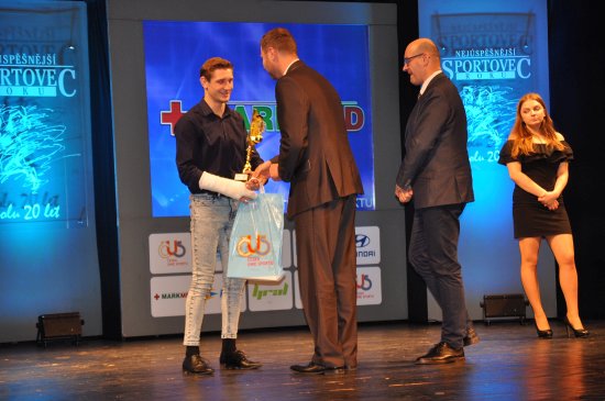 Judista Radek Rýpar z Kopřivnice byl při oceňování nejúspěšnějších sportovců okresu vyhlášen jako absolutní vítěz kategorie jednotlivců.
FOTO: KRISTINA ČABLOVÁ