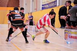 Jakub Kostelník (FBC Vikings Kopřivnice) se snaží ve druhé třetině třetího zápasu čtvrtfinále play-off proti Brnu proniknout k brance soupeře.
FOTO: KRISTINA ČABLOVÁ