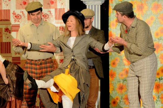 Ochotnický divadelní soubor Pod Věží hostoval minulou neděli v Kulturním domě v Mniší. Zítra svou verzi Pygmalionu odehrají na domácí půdě.
FOTO: DAVID MACHÁČEK