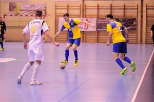 Jakub Macíček (s míčem, FC Jokerit Kopřivnice) vymýšlí, jak by se dostal k brance soupeře. Zprava mu sekunduje spoluhráč Radek Březina.
FOTO: KRISTINA ČABLOVÁ