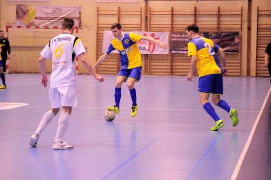 Jakub Macíček (s míčem, FC Jokerit Kopřivnice) vymýšlí, jak by se dostal k brance soupeře. Zprava mu sekunduje spoluhráč Radek Březina.
FOTO: KRISTINA ČABLOVÁ