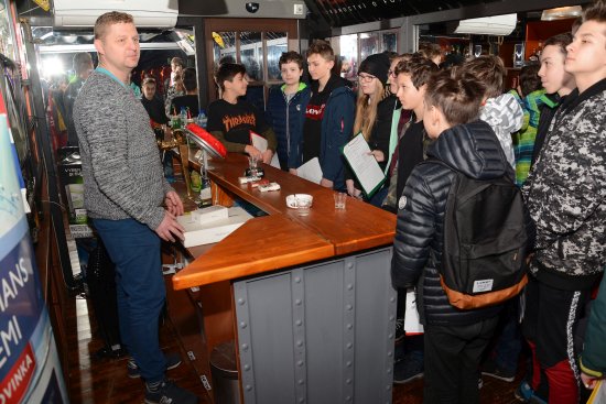 Bezmála pět set padesát kopřivnických školáků prošlo zážitkovou expozicí protidrogového vlaku. V simulovaném prostředí baru se například měli zamyslet nad zdravotními riziky i nákladností kouření. 
FOTO: DAVID MACHÁČEK