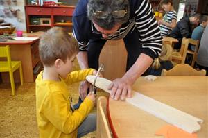 V Mateřské škole I. Šustaly děti s rodiči i prarodiči vyráběly výrobky vztahující se k létání. Akce proběhla v rámci projektu Technická školka. 
FOTO: DANA HOĎÁKOVÁ