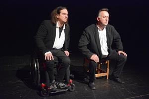 Jan Potměšil a Jakub Špalek při představení Kytice na jevišti Kulturního domu v Kopřivnici. Představení včetně balady Poklad vidělo zdejší publikum dvakrát.
FOTO: D. MACHÁČEK