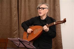 S loutnou v ruce recitoval své básně Petr Čichoň. Novinky své tvorby představil na básnickém Trojčtení ve Vile Machů s Petrem Hruškou a Pavlem Kolmačkou. 
FOTO: D. MACHÁČEK