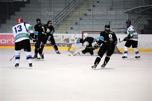 Tímto gólem ve druhé třetině se Slivovice dostala do kontaktu, vítězství ale v I. lize MHL nakonec slavili hráči Staré Bělé (v tmavých dresech).
FOTO: KRISTINA ČABLOVÁ
