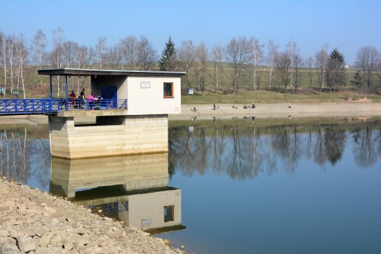 Klesající naplněnost Větřkovické nádrže je patrná nejen na vzdálenosti hladiny od přepadu, ale i rozšiřujících se plážích.
FOTO: DANA HOĎÁKOVÁ