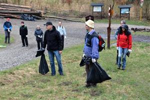 Bezmála 160 lidí se v sobotu 6. dubna zapojilo do celostátní dobrovolnické akce Ukliďme Česko. V přírodních lokalitách v okolí Kopřivnice nasbírali zhruba tři tuny odpadků.
FOTO: DANA HOĎÁKOVÁ
