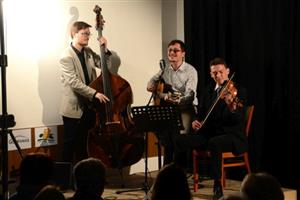 O hudební část vzpomínání na skladatele Zdeňka Petra se v malém sále Katolického domu postaralo trio Swingalia.
FOTO: DAVID MACHÁČEK