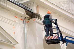 Poškozená fasáda Ringhofferovy vily se v minulém týdnu dočkala první opravy. Radnice stále čeká na nezávislý posudek vloni provedené rekonstrukce.
FOTO: DAVID MACHÁČEK