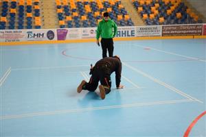 Během dvou dnů se kopřivnický zimní stadion proměnil v nové, multifunkční sportovní zařízení. V jednom dni byl položen nový povrch a druhý den jej pracovníci specializované firmy lajnovali podle požadavků správy sportovišť.
FOTO: DAVID MACHÁČEK
