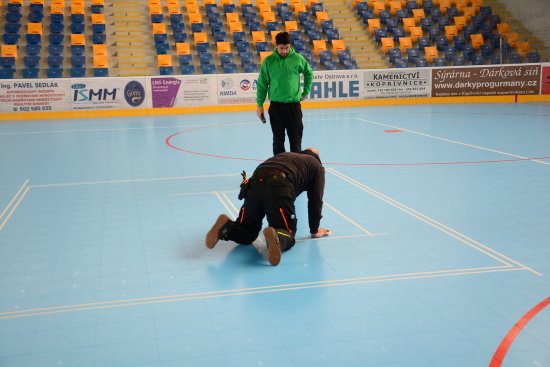 Během dvou dnů se kopřivnický zimní stadion proměnil v nové, multifunkční sportovní zařízení. V jednom dni byl položen nový povrch a druhý den jej pracovníci specializované firmy lajnovali podle požadavků správy sportovišť.
FOTO: DAVID MACHÁČEK