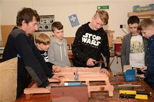 Pod dohledem zkušených řemeslníků si žáci ZŠ Floriána Bayera mohli vyzkoušet například práci pokrývačů.
FOTO: DAVID MACHÁČEK
