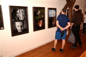 Dvanáct místních fotografických nadšenců už týden vystavuje výběr svých prací v Muzeu na Fojtství. Druhý Salon kuřpivnických fotografů potrvá až do 16. června. 
FOTO: D. MACHÁČEK
