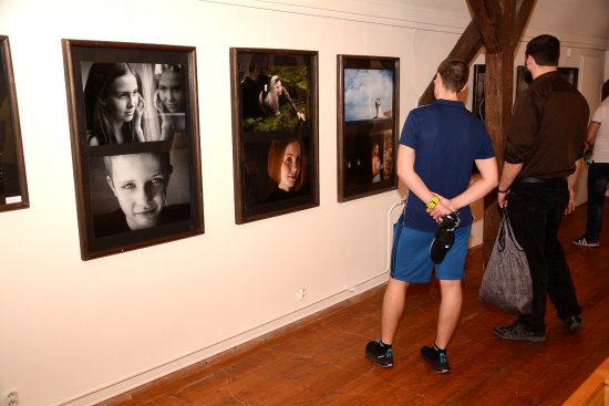 Dvanáct místních fotografických nadšenců už týden vystavuje výběr svých prací v Muzeu na Fojtství. Druhý Salon kuřpivnických fotografů potrvá až do 16. června. 
FOTO: D. MACHÁČEK