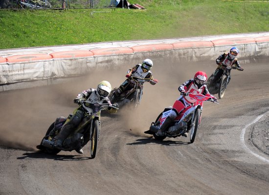 Na Velký pátek se na kopřivnickém ovále jel závod první ligy družstev. Kopřivničtí plochodrážníci mají v soutěži zástupce po dlouhých jednadvaceti letech. Domácí Walbo Railway vybojoval druhé místo. 
FOTO: K. ČABLOVÁ