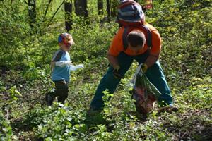 Děti z Mateřské školy v Lubině a jejich rodiče uklízeli před týdnem území kolem řeky Lubiny.
FOTO: DANA HOĎÁKOVÁ