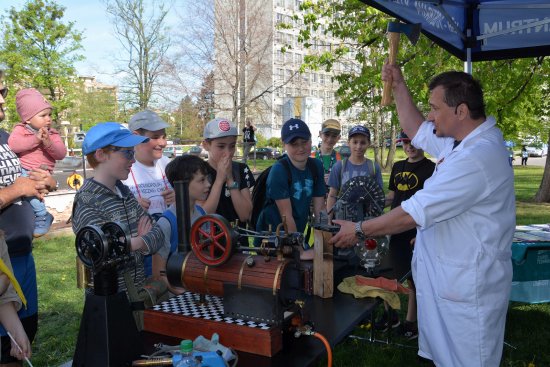 V rámci programu Dne Země školáky bavily fyzikální pokusy v podání vědců z VŠB a brněnského Úžasného divadla fyziky.
FOTO: DANA HOĎÁKOVÁ