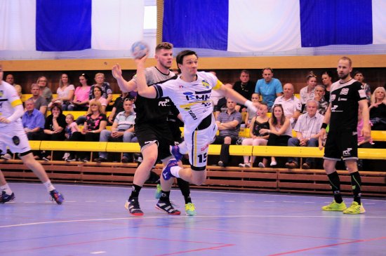 Kopřivničtí házenkáři na domácím hřišti porazili Lovosice a zahrají si o konečné páté místo (na snímku Jan Holbein z KH ISMM Kopřivnice).
FOTO: KRISTINA ČABLOVÁ