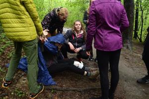 Zdravotnický víceboj prověřuje schopnost zdejších osmáků pomoci lidem se zdravotním problémem. Absolvuje ho asi 250 žáků zdejších škol. 
FOTO: DAVID MACHÁČEK