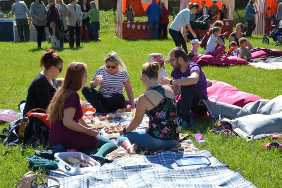 Příjemné jarní počasí přilákalo na letošní ročník Férové snídaně zatím nejvyšší počet účastníků. V parku se jich sešlo na 250. 
FOTO: DANA HOĎÁKOVÁ