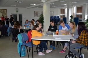 V minulém týdnu proběhlo školní fórum, obdoba předchozích fór mladých, na němž se žáci ZŠ Alšovy zamýšleli nad problémy své školy i Kopřivnice. 
FOTO: DANA HOĎÁKOVÁ