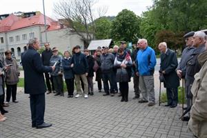 V pondělí 6. května si Kopřivnice u pomníku padlých připomněla výročí osvobození. Den vítězství přišlo v předstihu uctít několik desítek lidí. 
FOTO: DANA HOĎÁKOVÁ